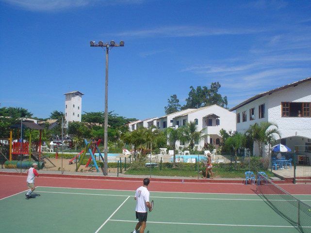 Hotel Praias Brancas Resort tem quadras de tênis em cimento para um belo jogo de tênis.